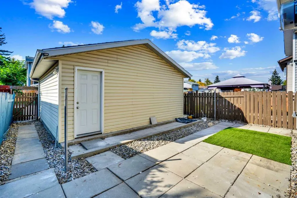 20 Tararidge Close NE