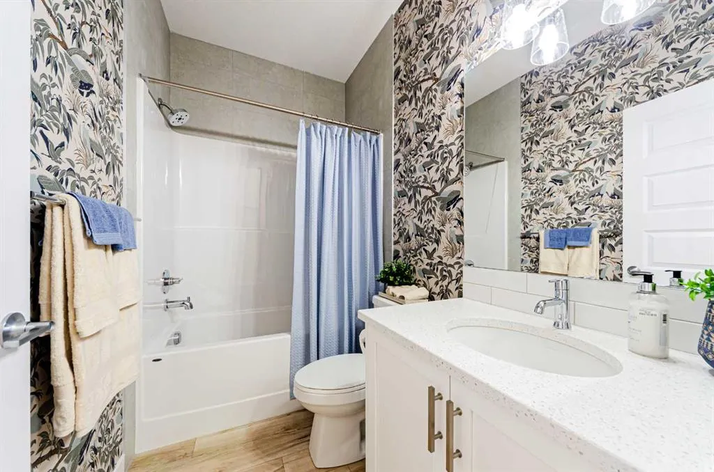 715 Buffaloberry Manor SE