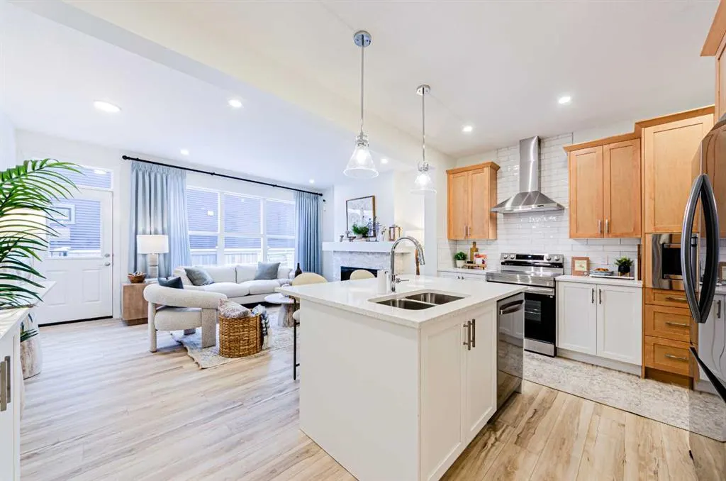 715 Buffaloberry Manor SE