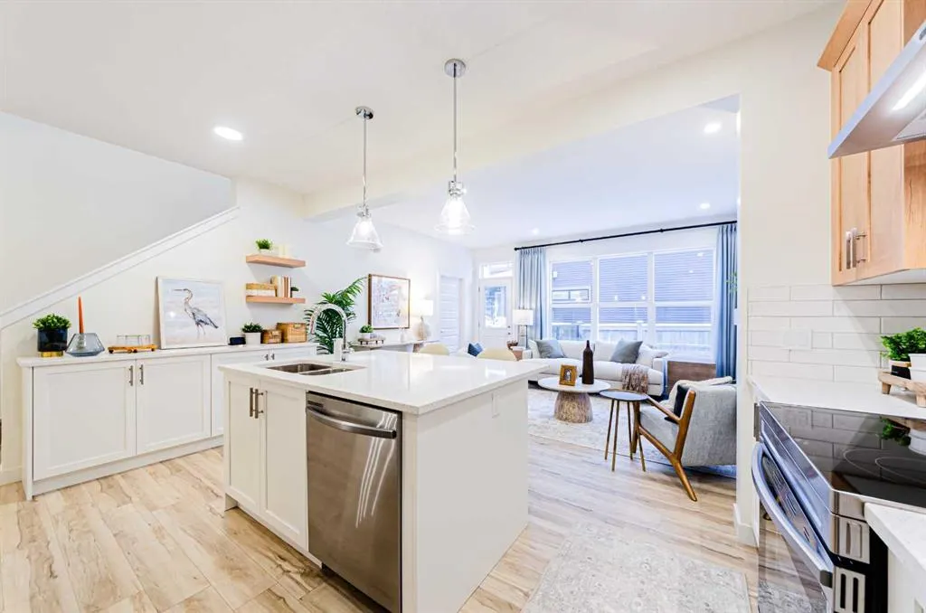 715 Buffaloberry Manor SE