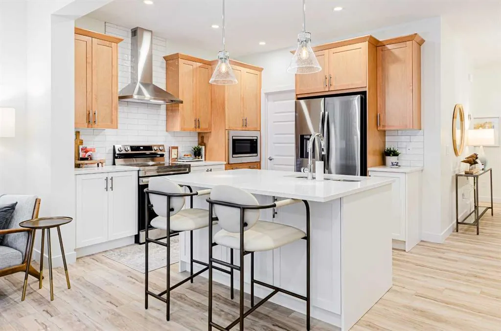 715 Buffaloberry Manor SE