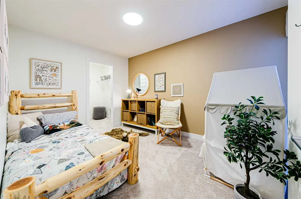 715 Buffaloberry Manor SE