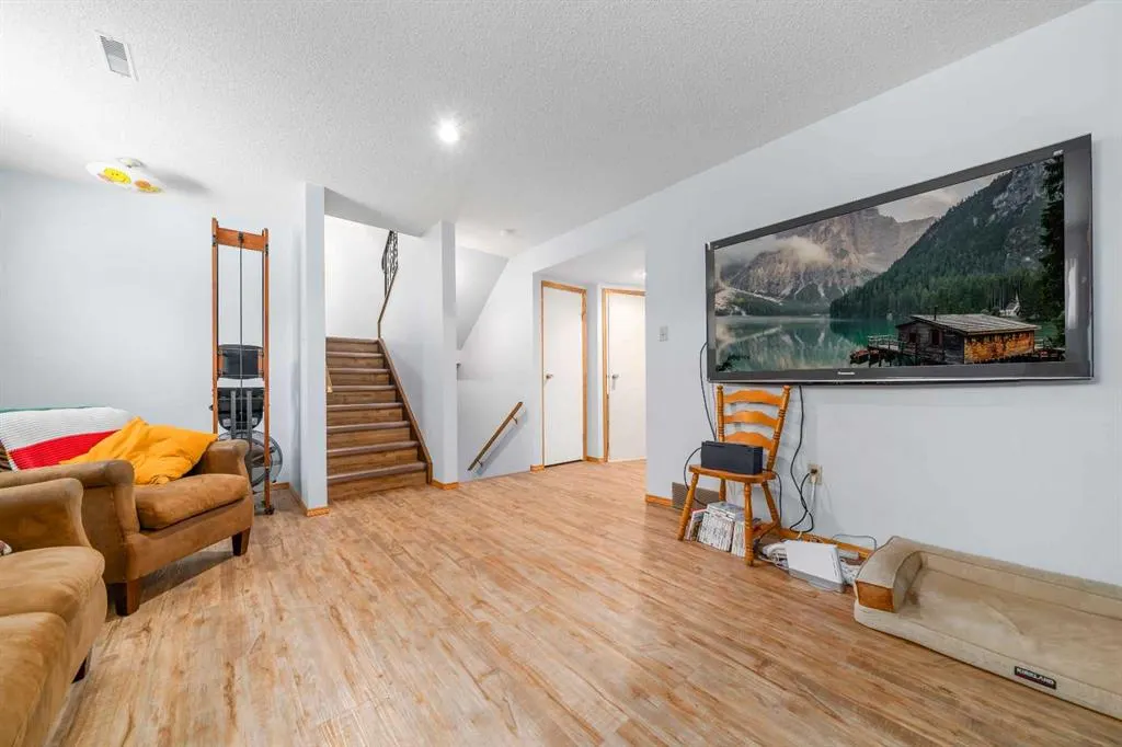 14 Ross Glen Green SE