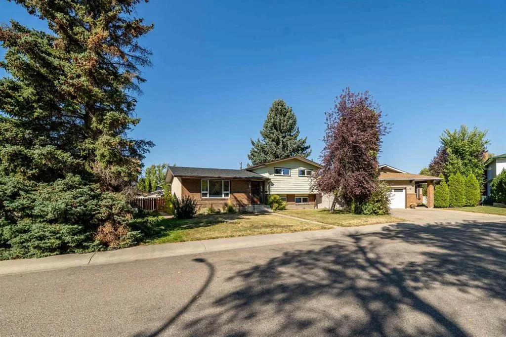 14 Ross Glen Green SE