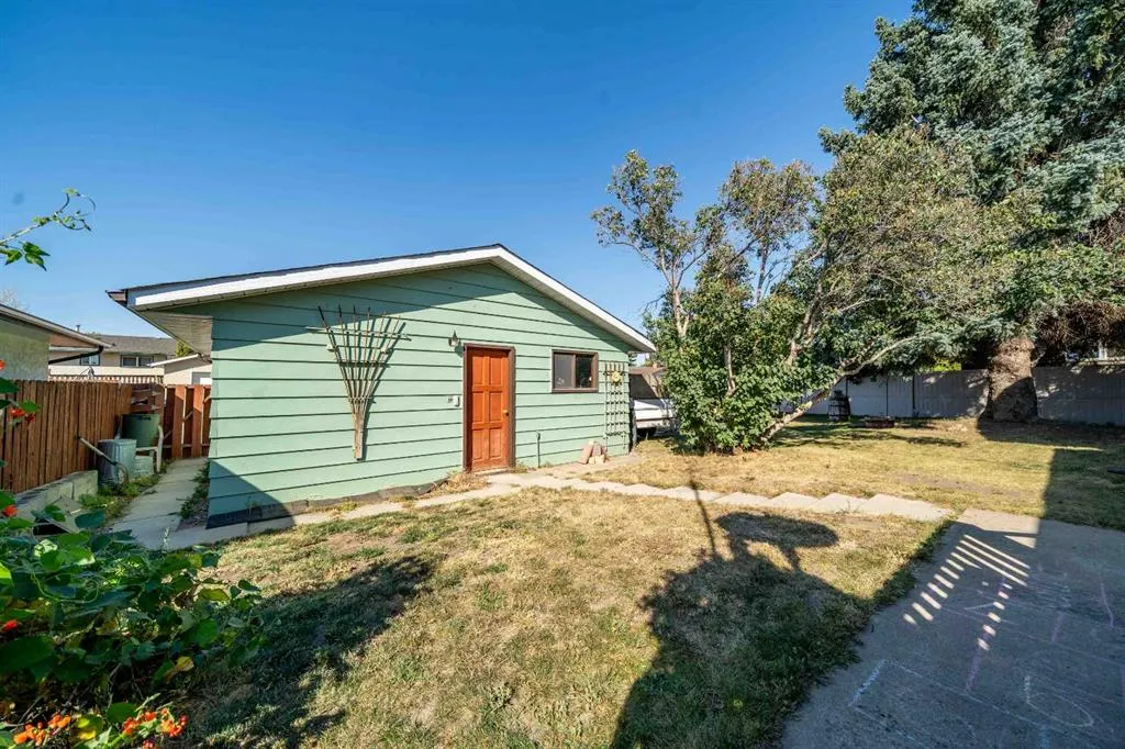 14 Ross Glen Green SE