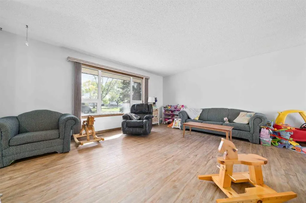 14 Ross Glen Green SE