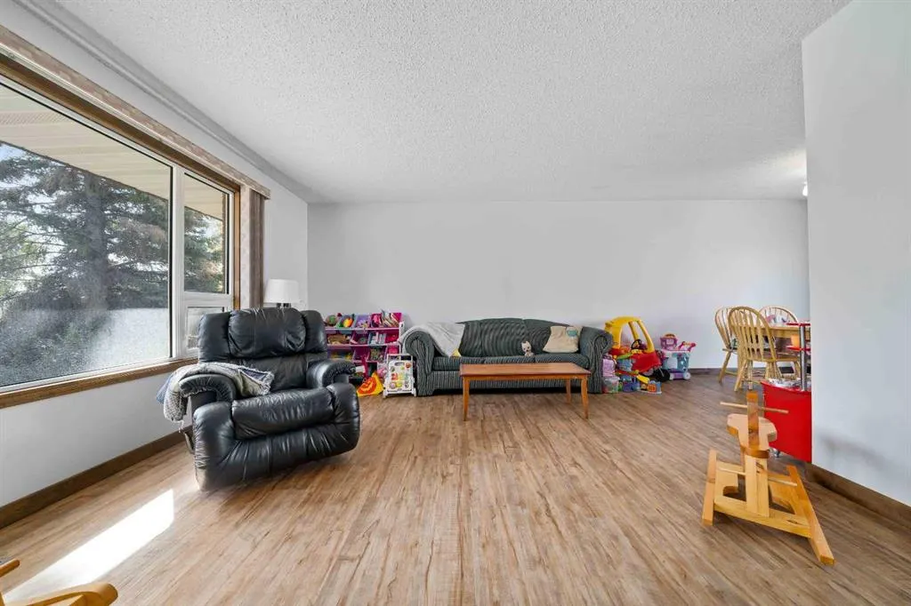 14 Ross Glen Green SE