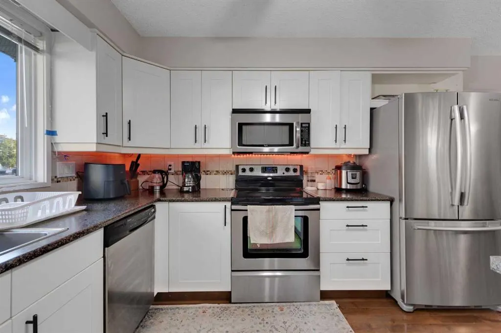 12 Templehill Bay NE
