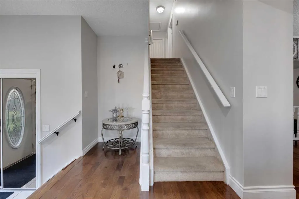 12 Templehill Bay NE