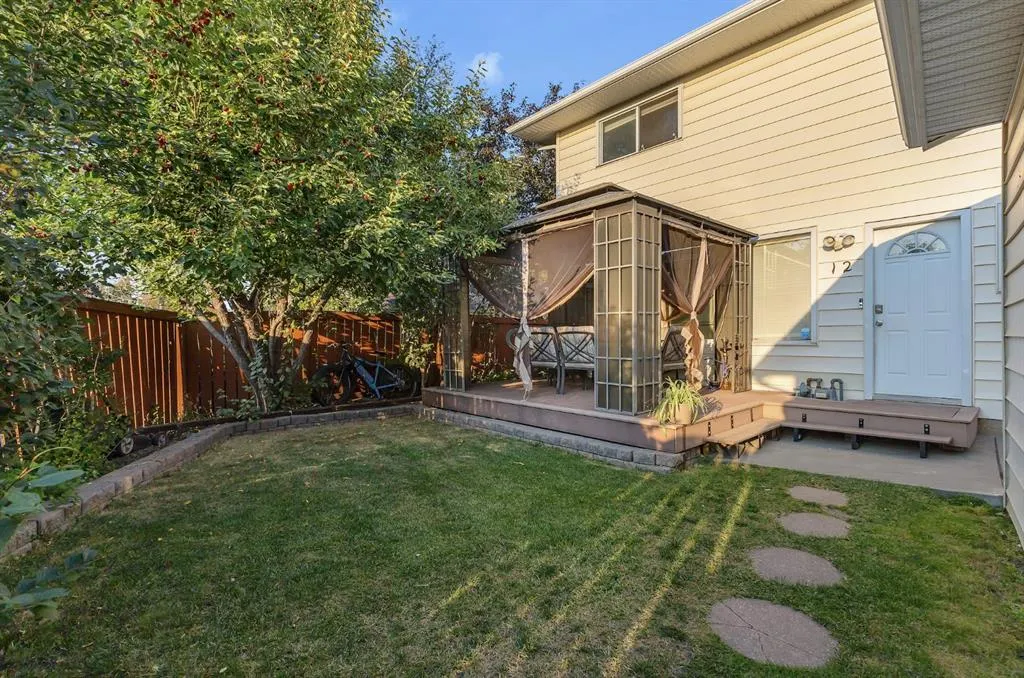 12 Templehill Bay NE
