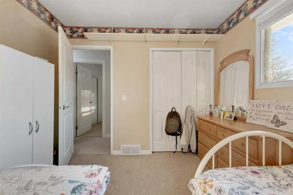 12 Templehill Bay NE