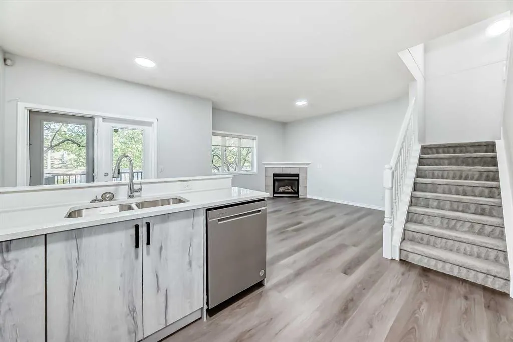 92 simcoe Place SW