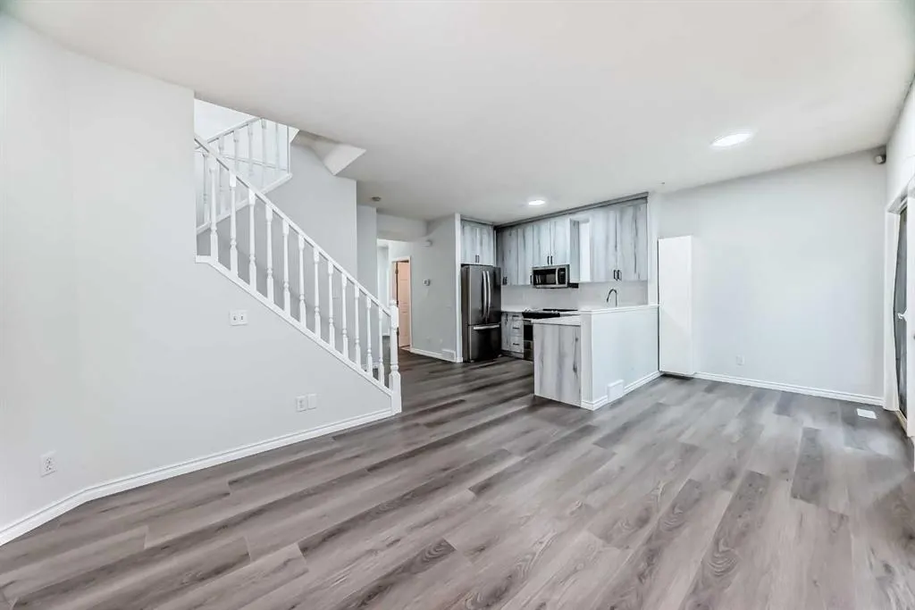 92 simcoe Place SW