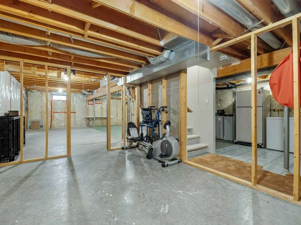 27 Erminerun Place N