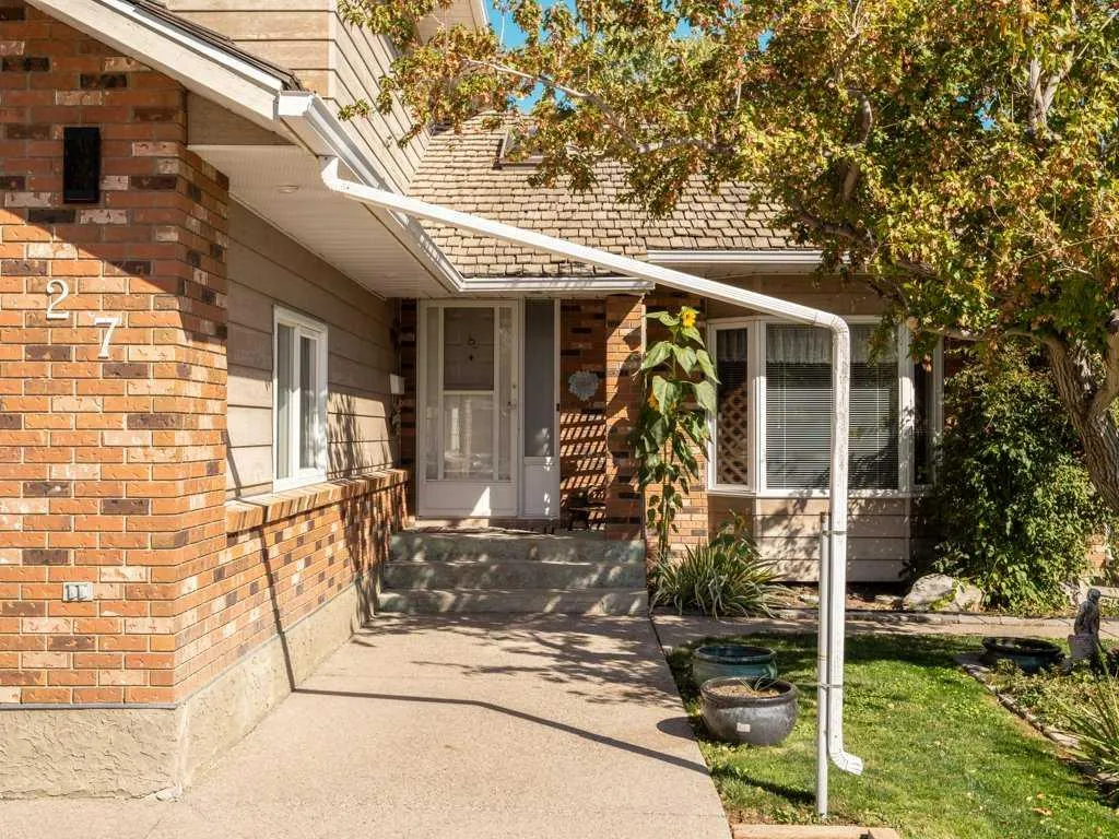 27 Erminerun Place N