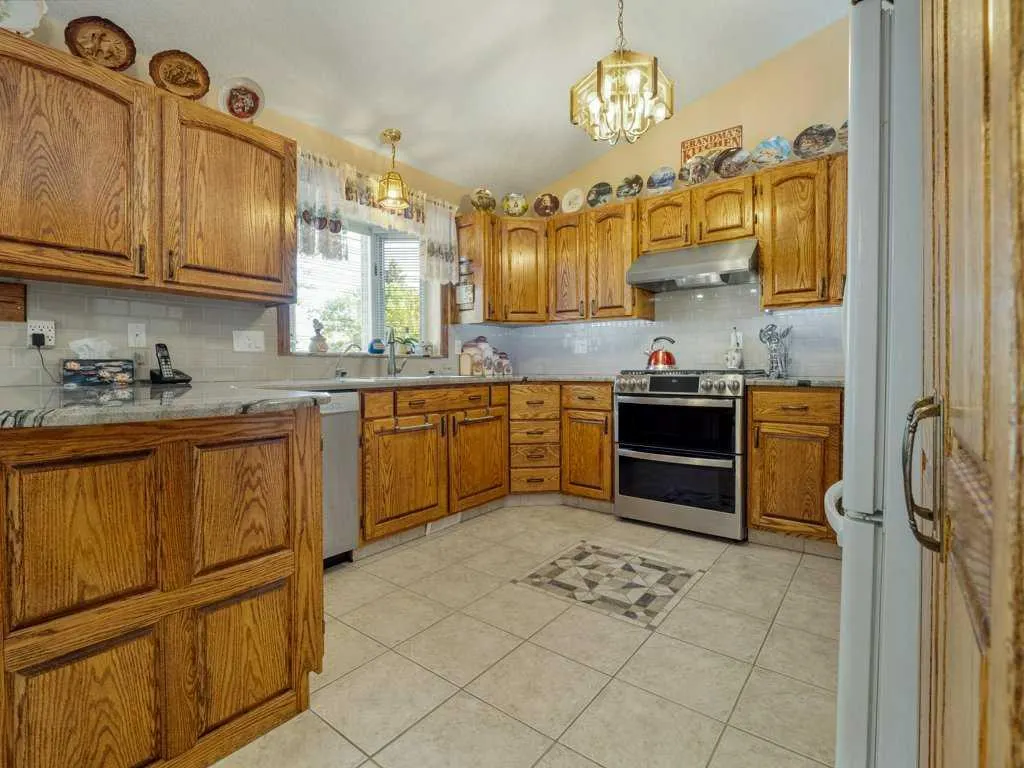 27 Erminerun Place N