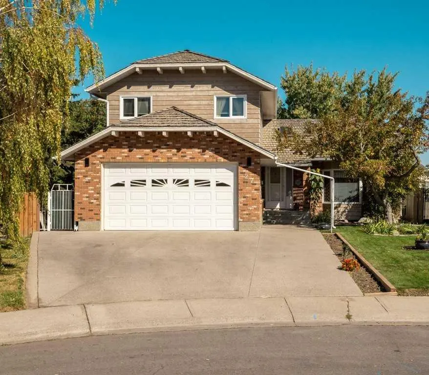 27 Erminerun Place N