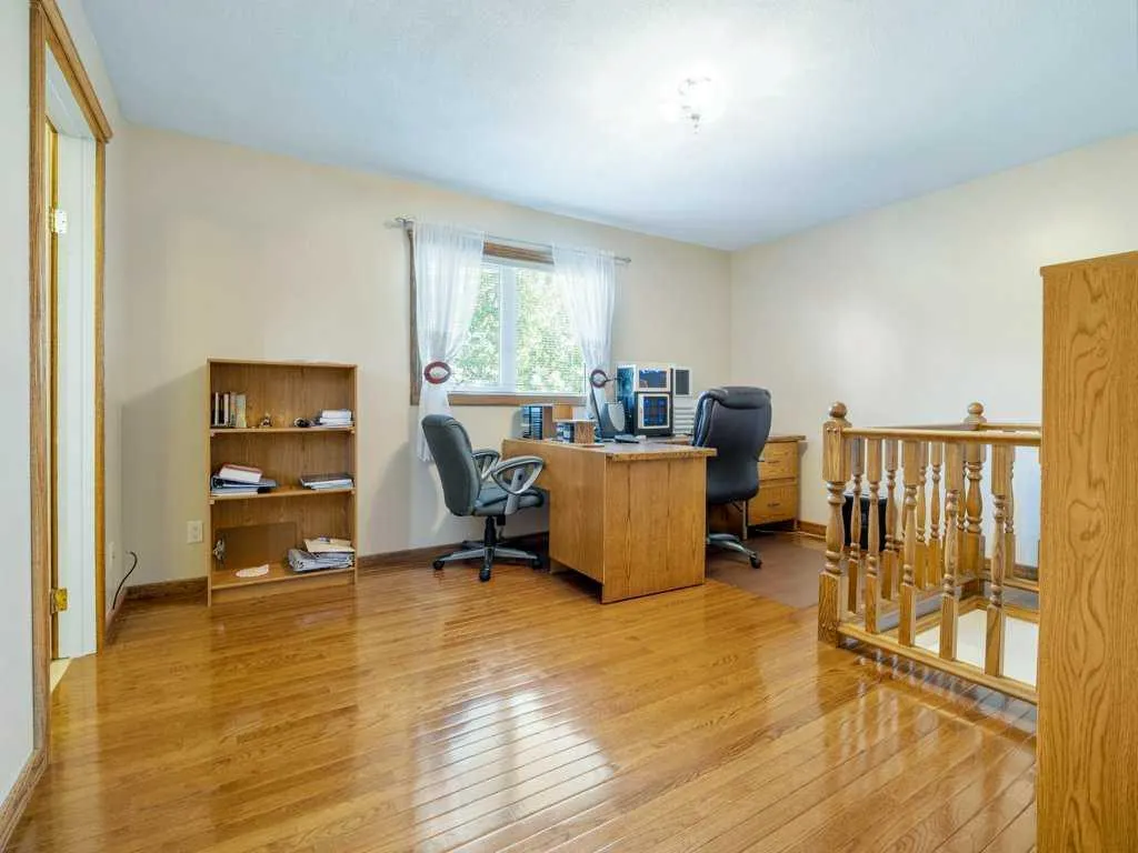 27 Erminerun Place N