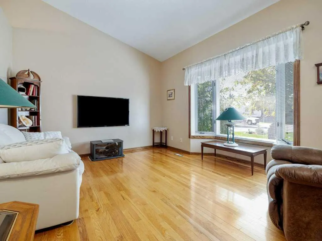 27 Erminerun Place N