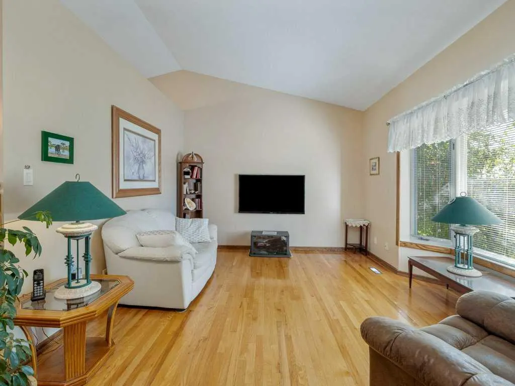 27 Erminerun Place N
