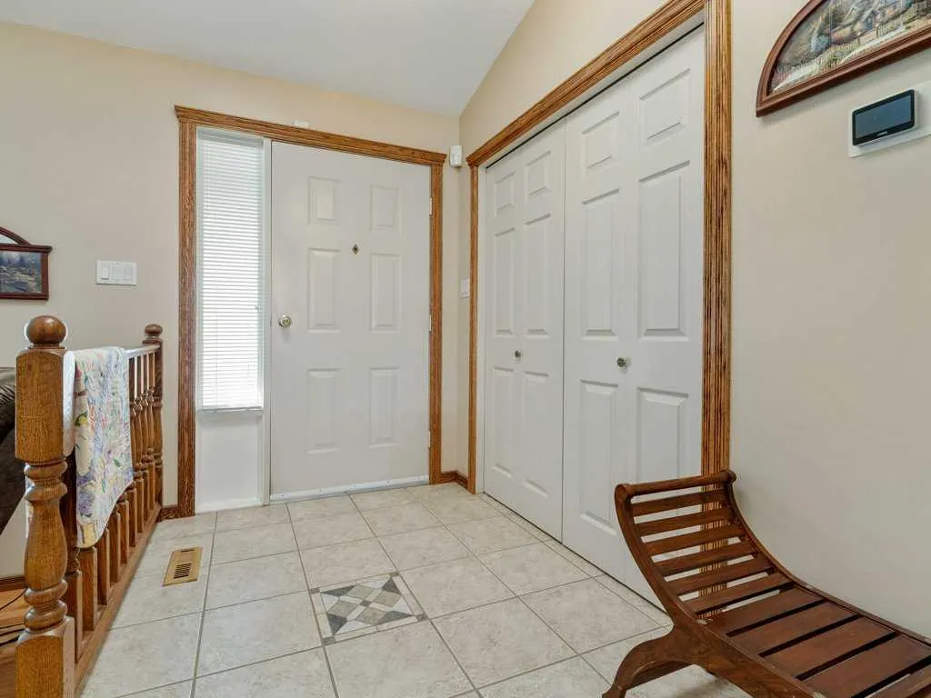27 Erminerun Place N