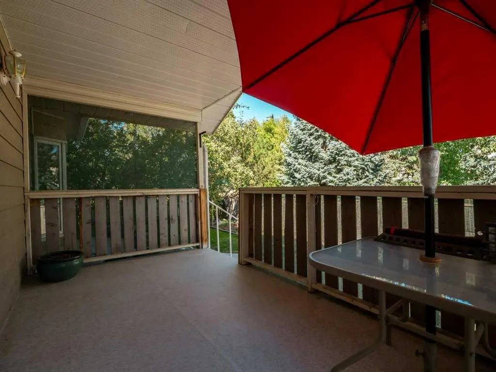 27 Erminerun Place N