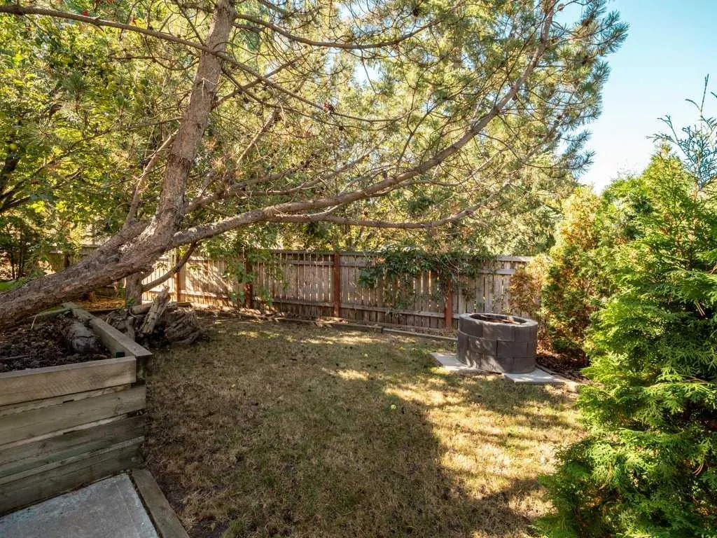 27 Erminerun Place N