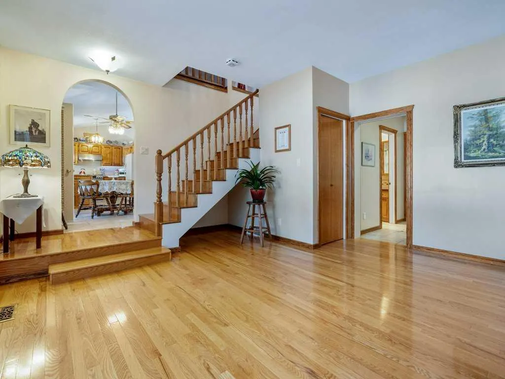 27 Erminerun Place N