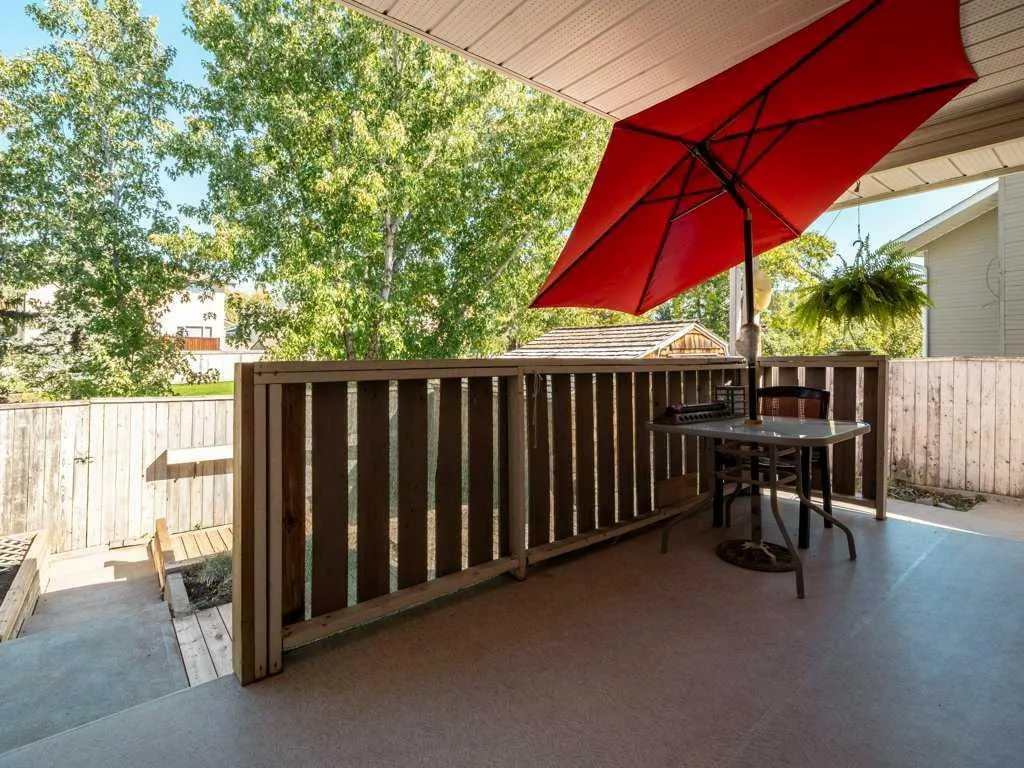 27 Erminerun Place N