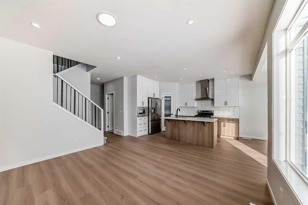 374 Corner Glen Way NE