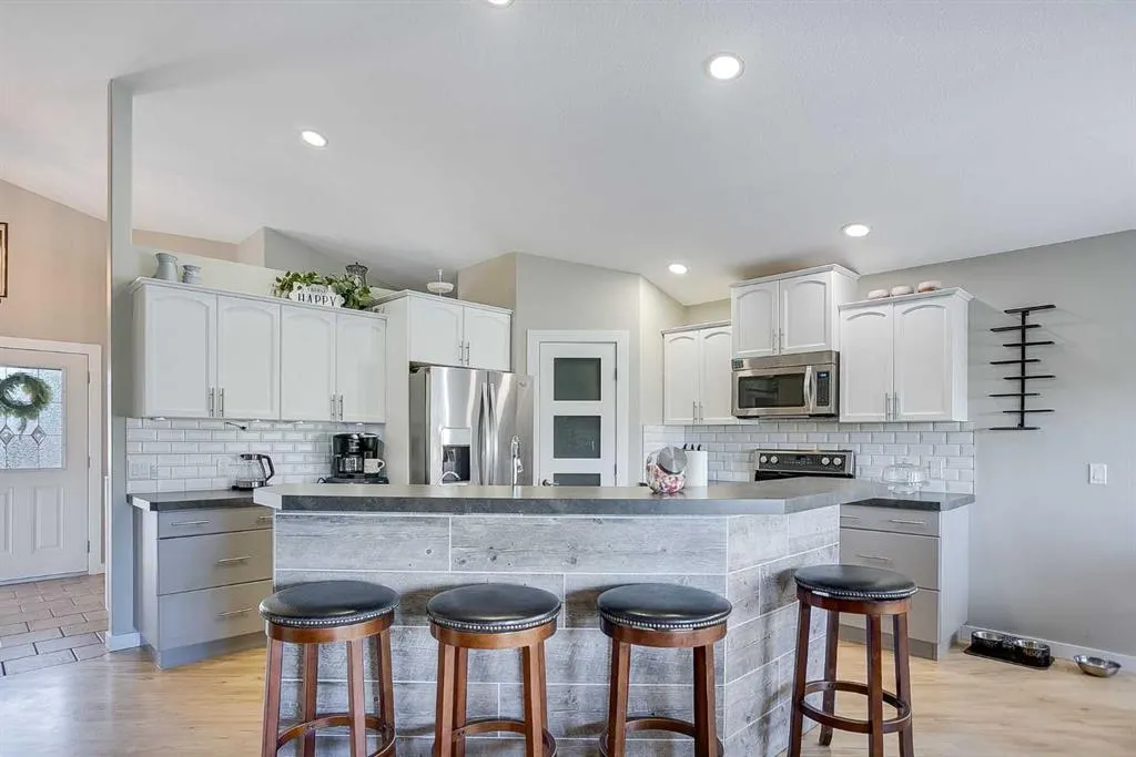 211 Lineham Acres Close NW