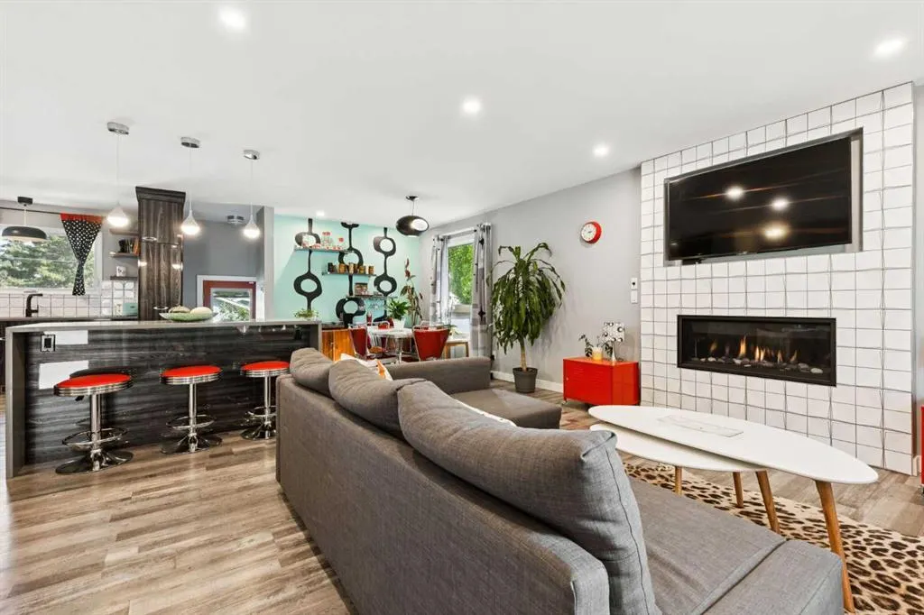 224 CEDARBRAE Crescent SW