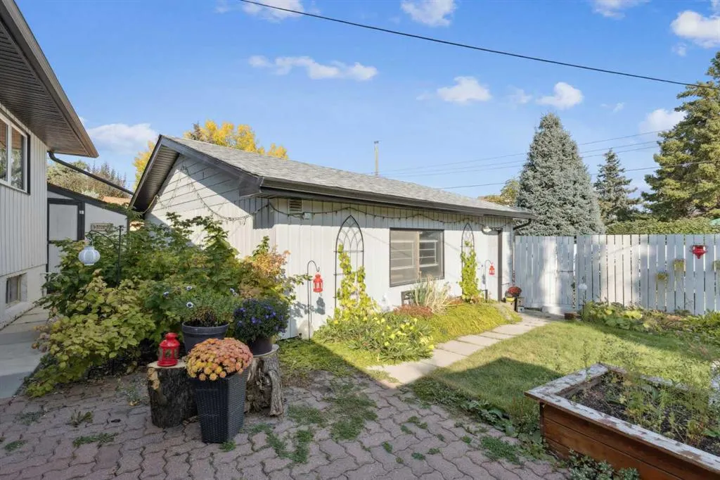 224 CEDARBRAE Crescent SW