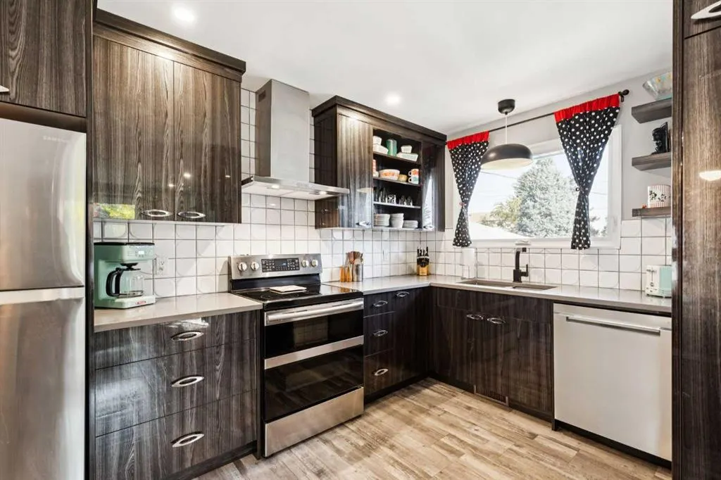 224 CEDARBRAE Crescent SW