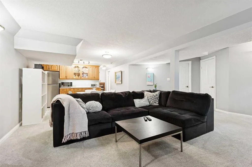 224 CEDARBRAE Crescent SW
