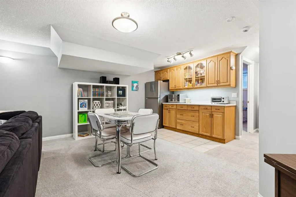 224 CEDARBRAE Crescent SW
