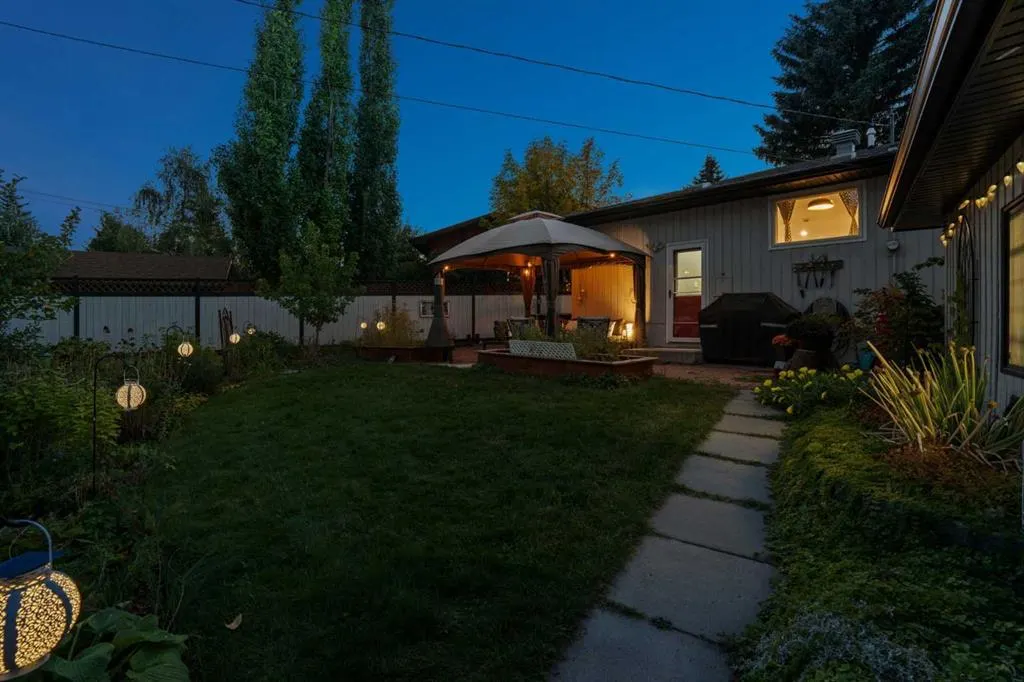 224 CEDARBRAE Crescent SW