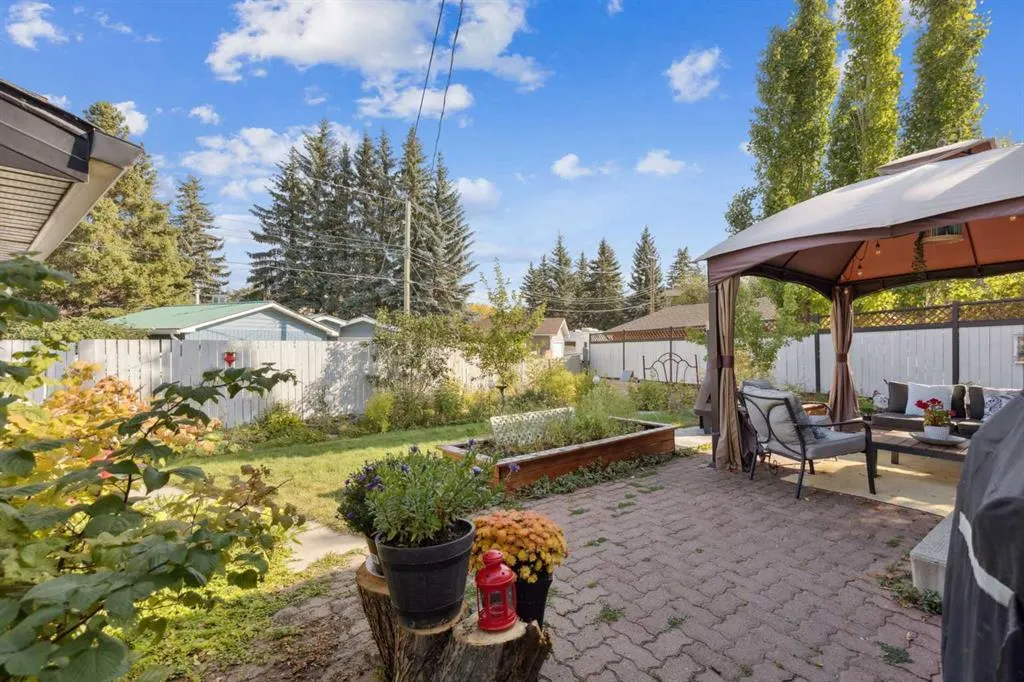 224 CEDARBRAE Crescent SW