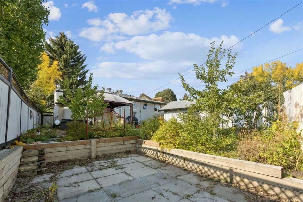 224 CEDARBRAE Crescent SW