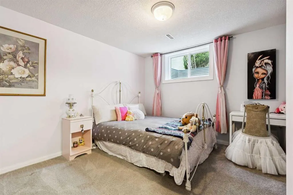 224 CEDARBRAE Crescent SW
