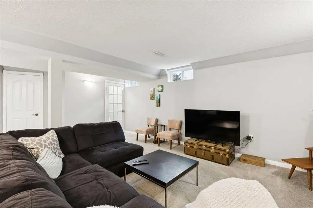 224 CEDARBRAE Crescent SW