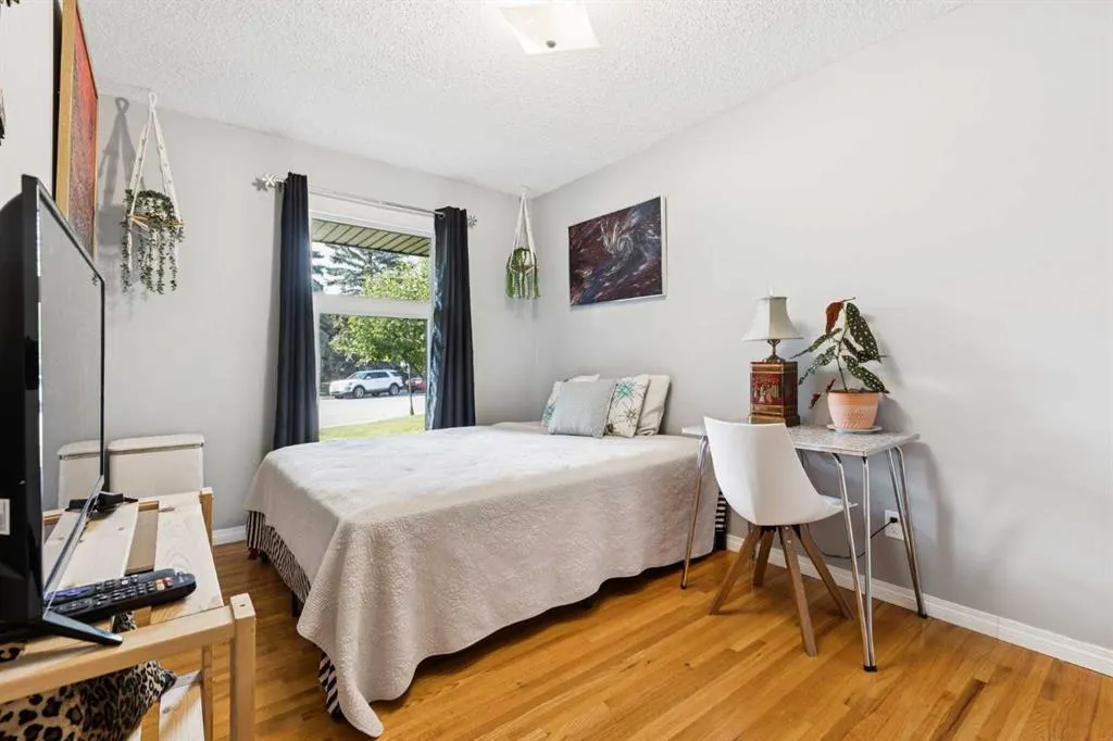 224 CEDARBRAE Crescent SW