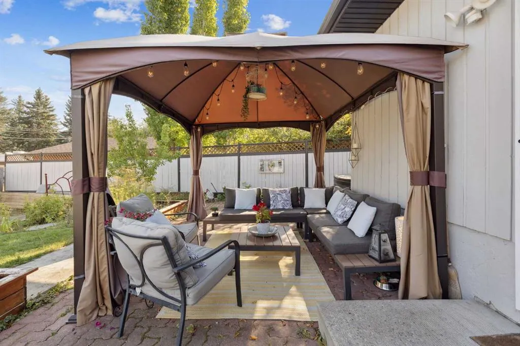 224 CEDARBRAE Crescent SW