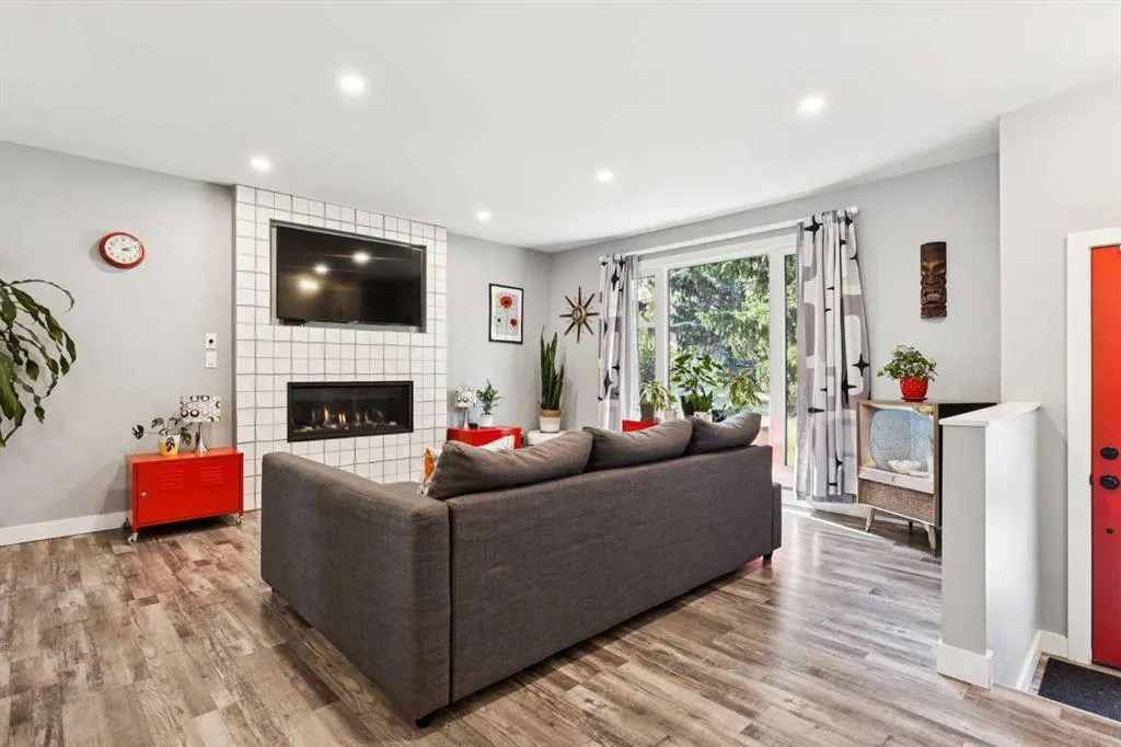 224 CEDARBRAE Crescent SW