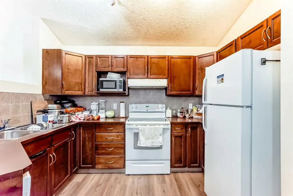 10 Saddlebrook Gardens NE