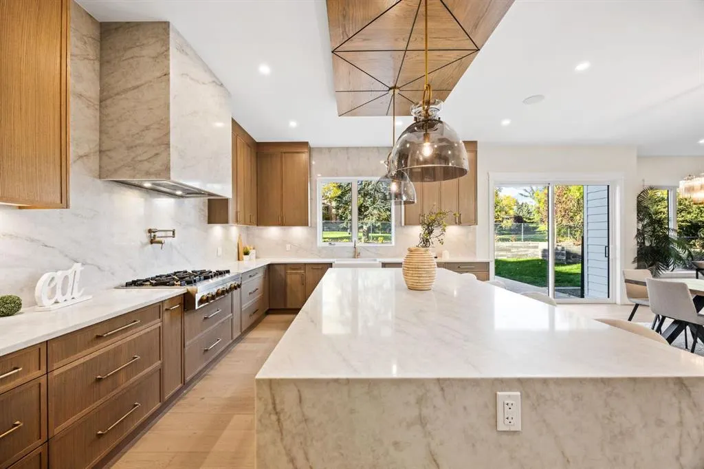 620 Varsity Estates Crescent NW