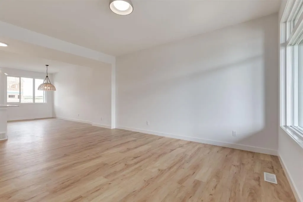 146 Belvedere Crescent SE