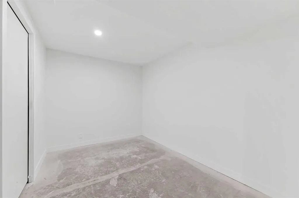 220 Erin Mount Crescent SE, #4