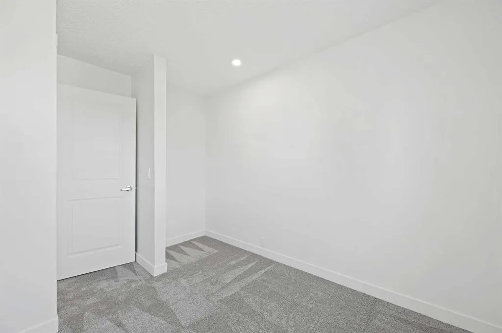 220 Erin Mount Crescent SE, #4