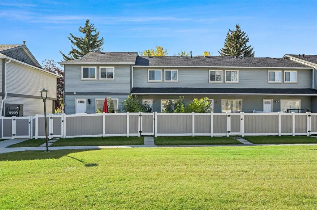220 Erin Mount Crescent SE, #4